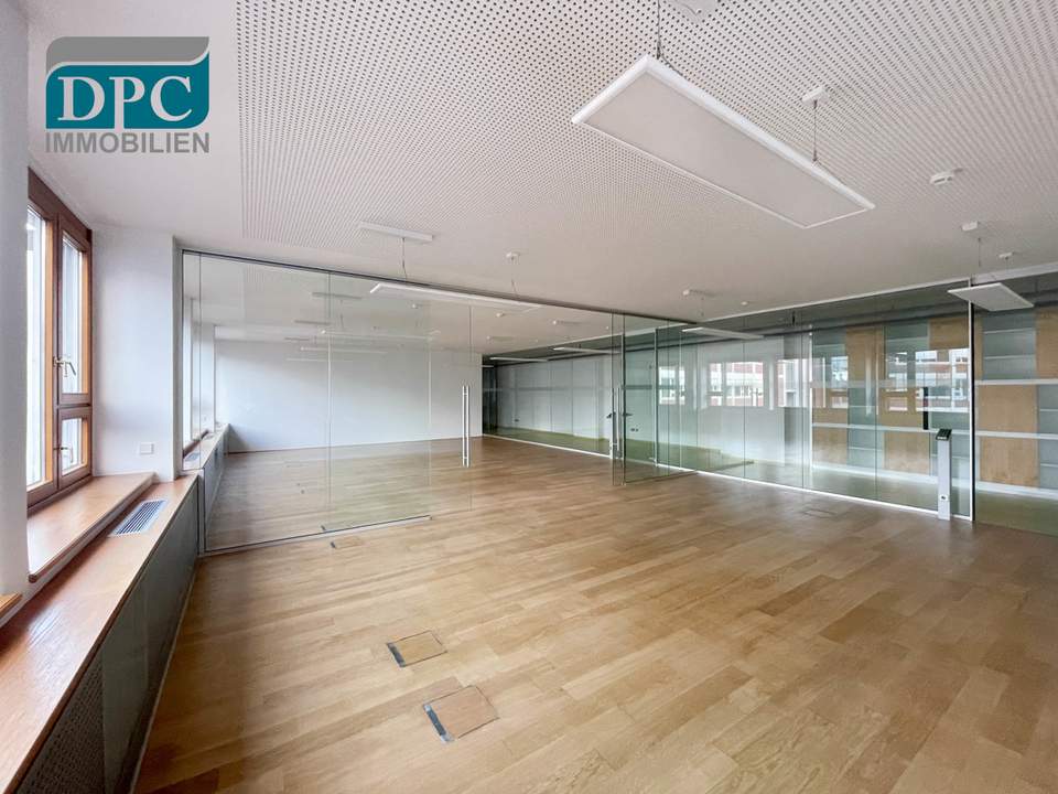 Schöne helle Bürofläche in historischem Gebäude