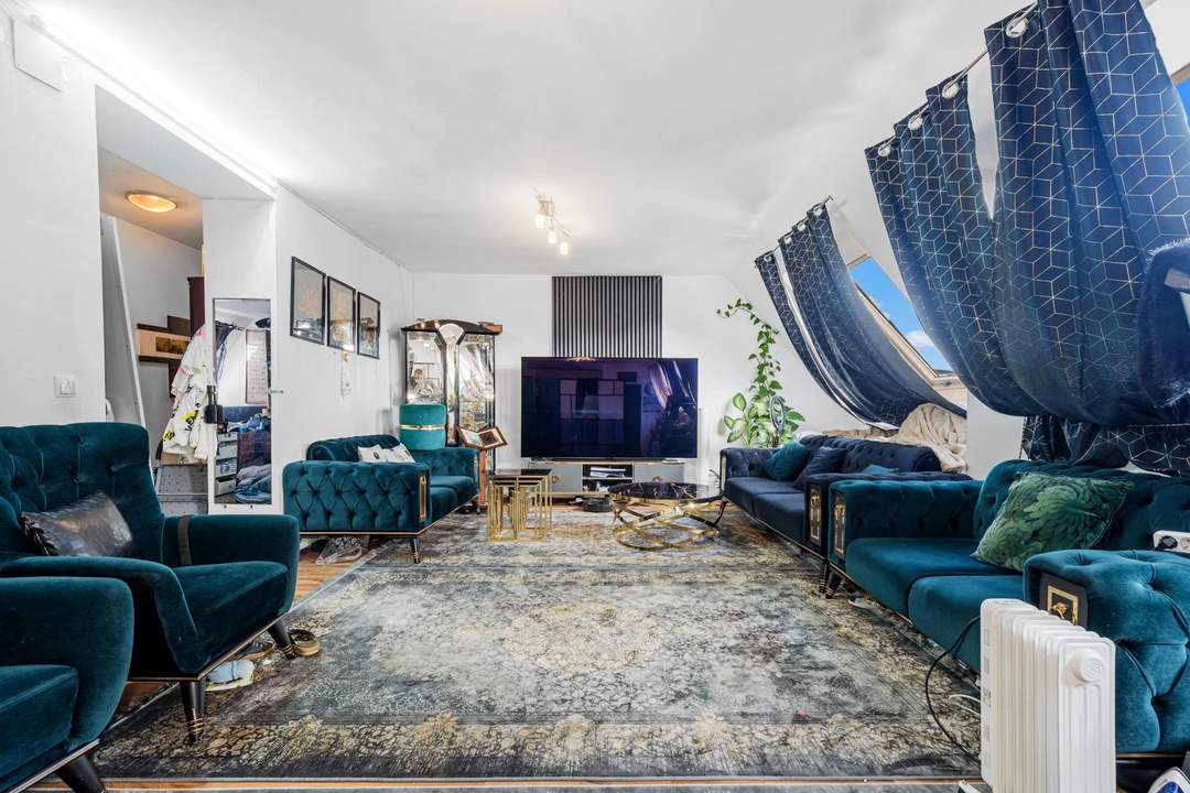 "Viel Platz zur Verwirklichung: Sanierungsbedürftige Familienwohnung in der Buchengasse"