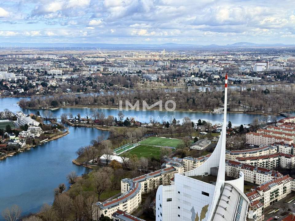 50. Etage - Eastside Sky – Studio im DC2 Tower - 10 m² Loggia - Blick aufs Kaiserwasser - Fernsicht - DC2