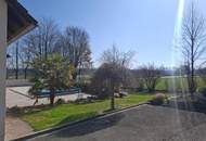 Großes Familienhaus mit Pool, 4 Garagen und extra Baugrundstück.