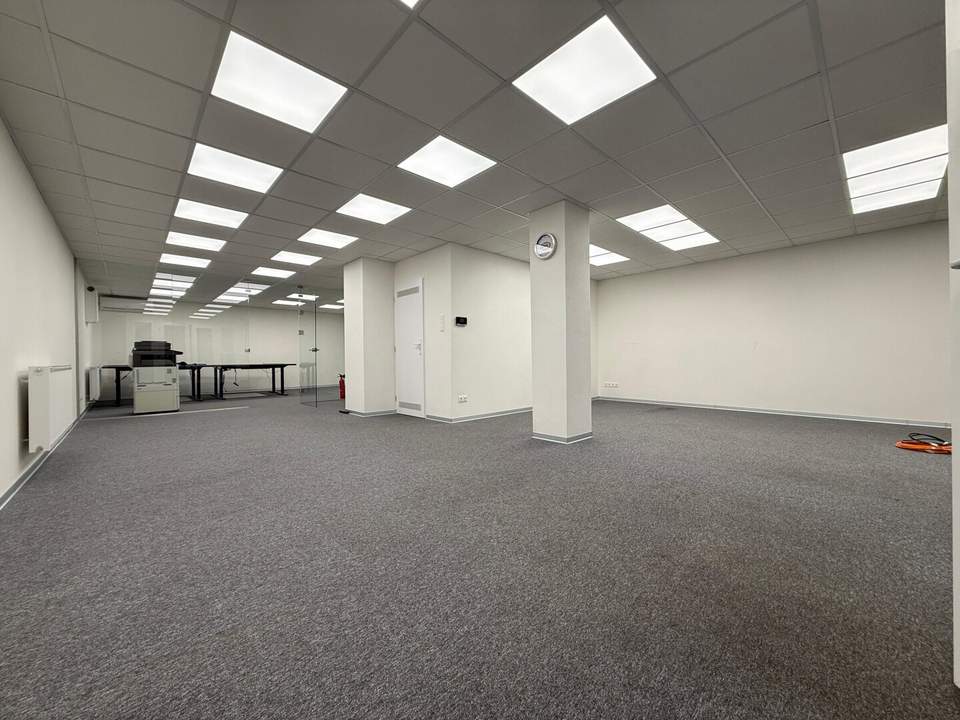 Sichtbares Büro mit großer Glasfront, Seminarraum und Klimaanlage