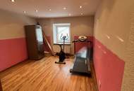 Großzügiges Wohnhaus mit 2 Wohneinheiten und Pool in zentrumsnaher Lage