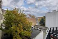 HERBSTAKTION - NEUE PREISE | 2-Zimmer Altbauwohnung mit großzügiger Verglasung und südseitigem Innenhofbalkon | Fernwärme