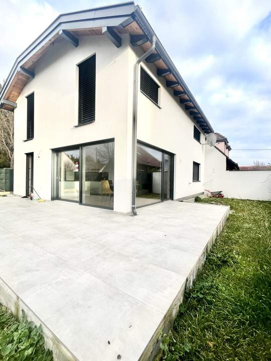 MODERNES EINFAMILIENHAUS MIT SONNIGEM GARTEN BEI SCHLOß NEUGEBÄUDE