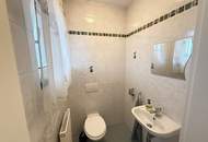 Bungalow mit großzügigem Nebengebäude, Terrasse und nachhaltiger Heiztechnik