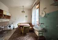 Attraktives Baugrundstück mit sanierungsbedürftigem Haus – Perfekt für Bauträger