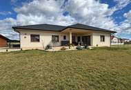 Großzügiges &amp; exklusives Familienhaus auf einer Ebene mit Garten und Nebengebäude