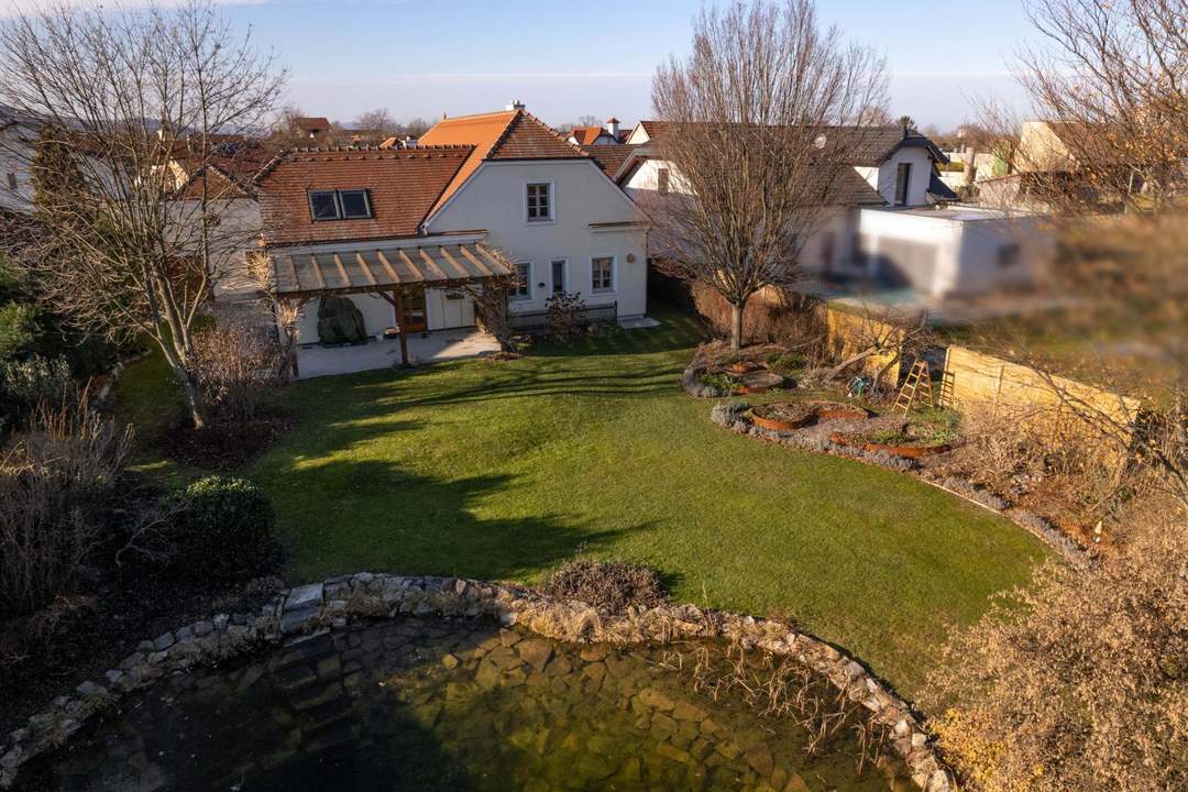 Exquisites Einfamilienhaus mit großem Garten und Schwimmteich