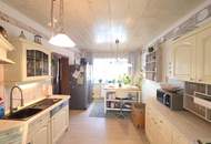 Schmuckes Häuschen mit kleinem Garten und Zufahrt