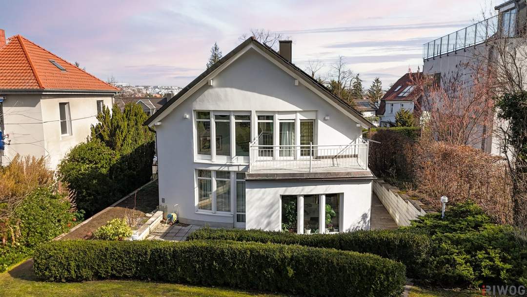 NEUBAU VILLA AUS 1997 II ROTER BERG II GARAGE II SAUNA II NEUE PV-ANLAGE II 6 ZIMMER II 4 BÄDER II 54m² WOHNZIMMER MIT KAMIN II 2 TERRASSEN II BALKON II GARTEN II GROSSER KELLER