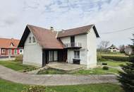 Älteres Dreigiebel- Wohnhaus samt zwei freistehenden Nebengebäuden sowie zwei Terrassen und großem Grundstück