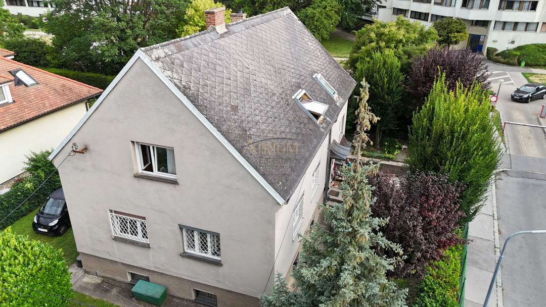 Großzügiges Haus mit zwei Wohnebenen, großem Garten und Garage – Renovierungsprojekt in guter Lage!