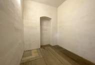 Zwei-Zimmer-Wohnung mit Altbauflair und Sanierungsbedarf nahe U3 Ottakring