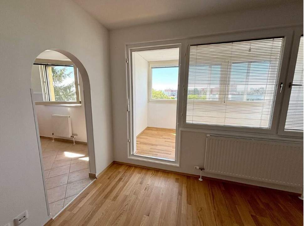 Renovierte zwei Zimmer Wohnung - Loggia - Ausblick