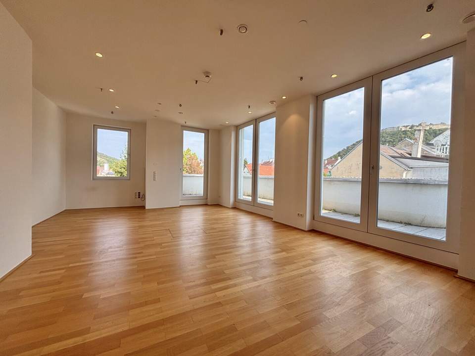 moderne Ordinationsräume mit direktem Blick am Schlossberg | großzügige Außenflächen