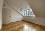 Helle Dachgeschoss-Wohnung im Botschaftsviertel // Bright top floor apartment in embassy quarter