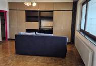 Renovierungsbedürftige 4 Zimmer Wohnung mit Loggia