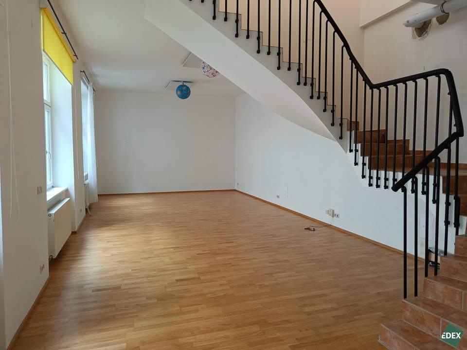 Loftartiges Büro mit großen Fenstern und einer Terrasse - ideal als Atelier oder Studio