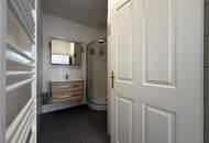 Kleine Wohnung mit Blick in den Innenhof // Tiny Apartment with view in the inner court yard //