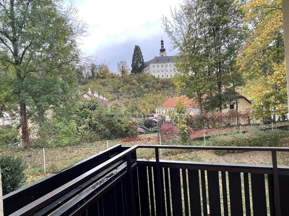 Schlossblick von der Loggia * 2-Zimmer Eigentumswohnung in Gloggnitz