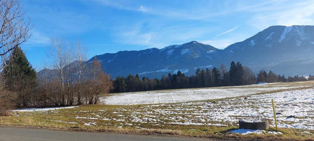 Sonniges Baugrundstück mit Bergpanorama