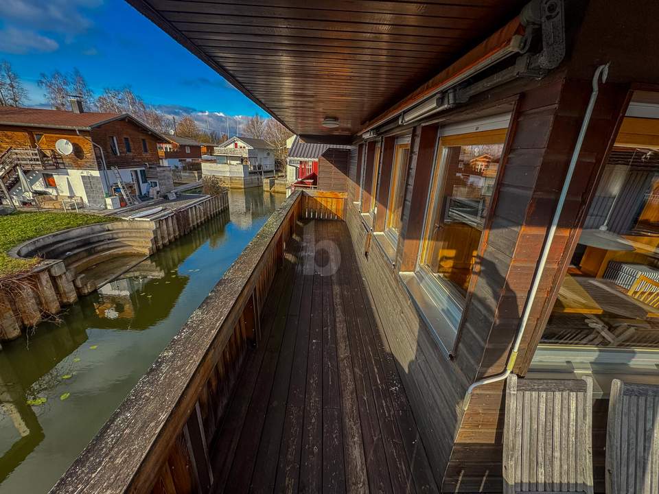 DIREKT AM WASSER: TRAUMHAFTES BOOTSHAUS IN SONNIGER LAGE