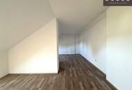 | SCHÖNE KLEINWOHNUNG | CA. 35m² | MIT BLICK INS GRÜNE | 4.OG. | DACHGESCHOSS