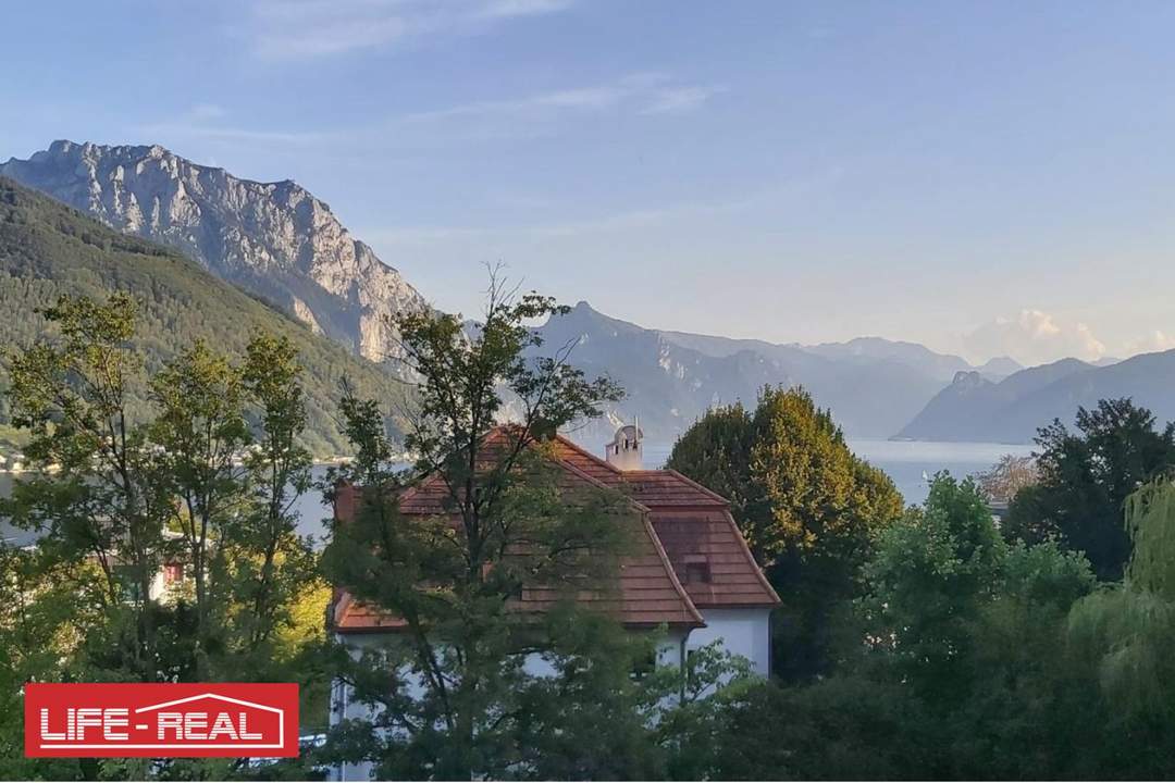 Traumhafte Aussicht über Gmunden und den Traunsee, 3-Zimmer-Wohnung inkl. Carportplatz. Zweitwohnsitz möglich.