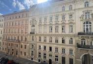 UNBEFRISTET - Repräsentative 9-Zimmer Altbauwohnung mit Balkon und Blick auf das Rathaus – ca. 293 m² in bester Innenstadtlage - auch ideal als Büronutzung