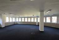 Moderne Bürofläche mit großem Besprechungsraum und Concierge-Service