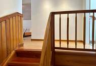 Haus mit Wirtschaftsgebäude