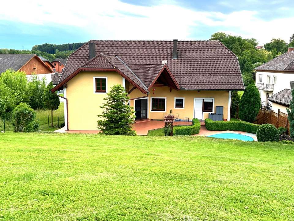 Exklusives Einfamilienhaus mit Pool und Panoramablick in Karlsbach
