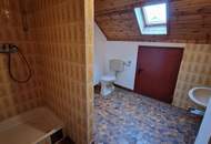 Sonniges Grundstück mit sanierungsbedürftigem Haus voller Charme