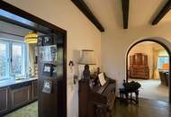 Eine Villa mit Wohnkultur, parkähnlichem Garten und Pool // A Villa of Distinction with Park-Like Garden and Pool //