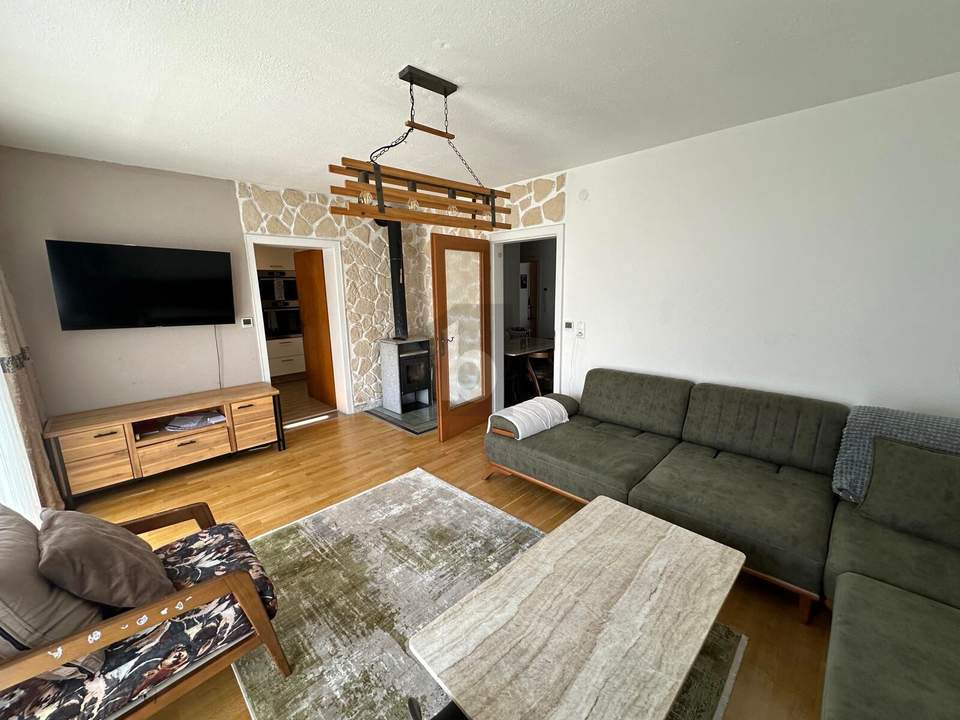 RUHE, LICHT & AUSSICHT ? STILVOLLE WOHNUNG MIT GARTEN UND BALKON