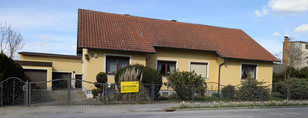 LIEBEVOLLER, SEHR GEPFLEGTER BUNGALOW SAMT NEBENGEBÄUDE MIT PARKÄHNLICHEM GARTEN IN TRAUMHAFTER WOHNLAGE MIT HERRLICHEM GRÜNBLICK DIREKT AN FELDER DER REGION ANGRENZEND