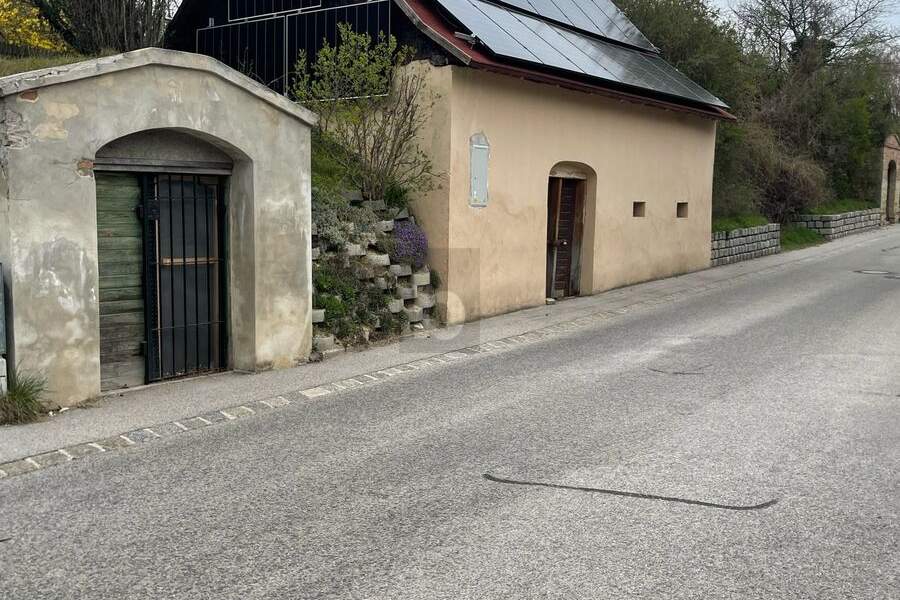 EINZIGARTIGES WEINGUT MIT ALTER WEINPRESSE UND GROßEM ENTWICKLUNGSPOTENZIAL, Gewerbeobjekt-kauf, 61.000,€, 2122 Mistelbach