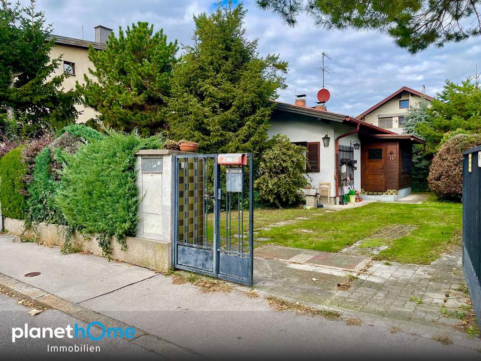 Liegenschaft mit Zukunft !Solider Bungalow zum Sanieren auf großzügigem Baugrund U-Bahn-Nähe!