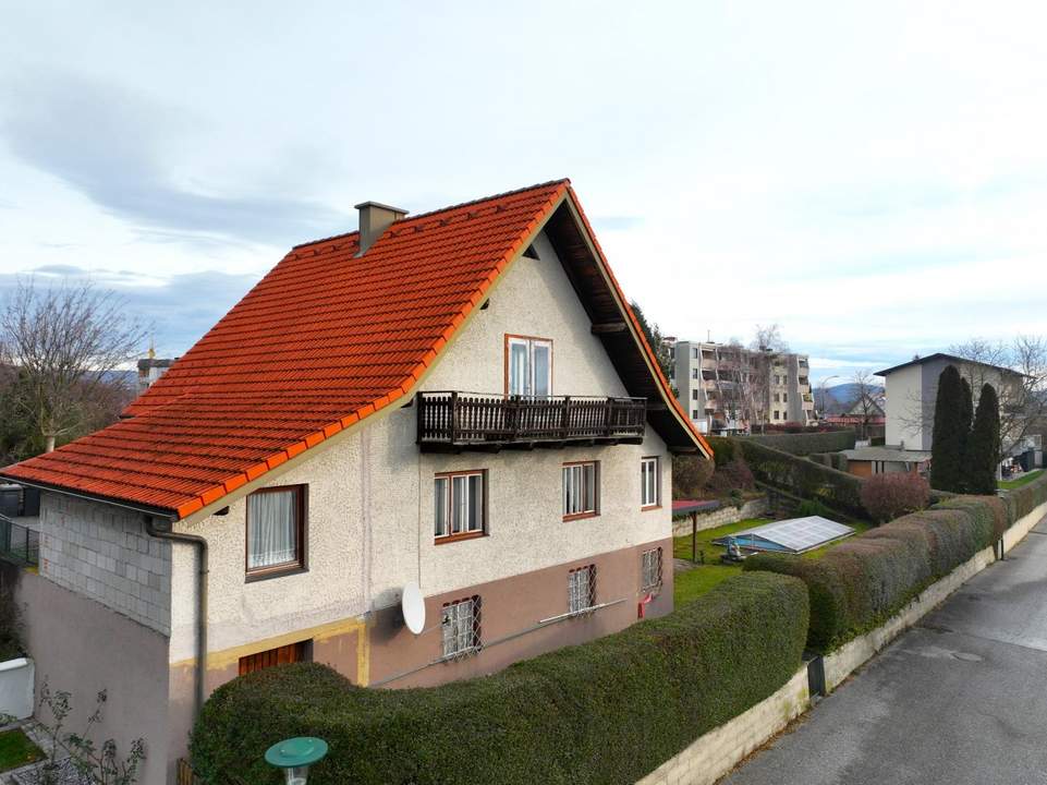 Kleines Haus mit Garten und Garage