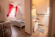 Großes Wohnhaus mit Heurigenlokal / 5 Gästezimmern und einem Miethaus