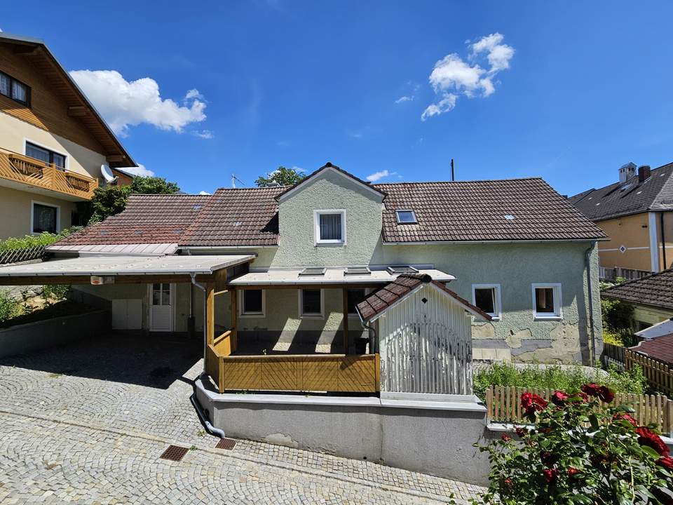 Kleines Markthaus mit Carport und kleinem Garten