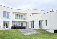 Zeitlose Architektur trifft Großzügigkeit - Designvilla mit Indoor-Pool und Einliegeroption