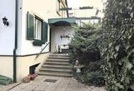 Eine Villa mit Wohnkultur, parkähnlichem Garten und Pool // A Villa of Distinction with Park-Like Garden and Pool //