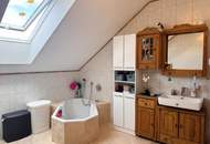 Wohnhaus mit 2 Einheiten, großer 2-stöckiger Garage und gemütlichem Garten