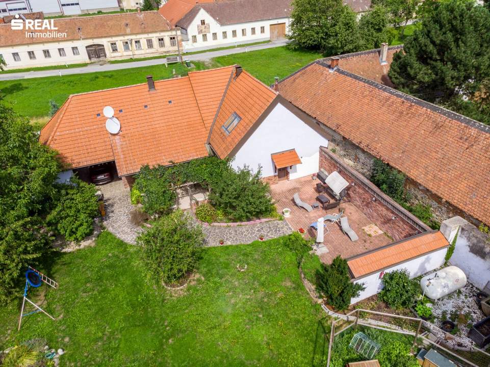 Einzigartiges Land-/Einfamilienhaus mit großem Nebengebäude und prächtigem Garten