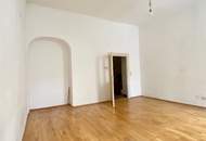 SANIERUNGSBEDÜRFTIGE HELLE WOHNUNG IM KLASSISCHEN ALTBAU