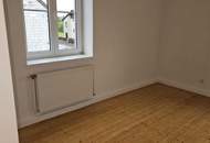 3 geräumige Zimmer, Küche mit Essplatz, Gartennutzung und PKW Stellplatz