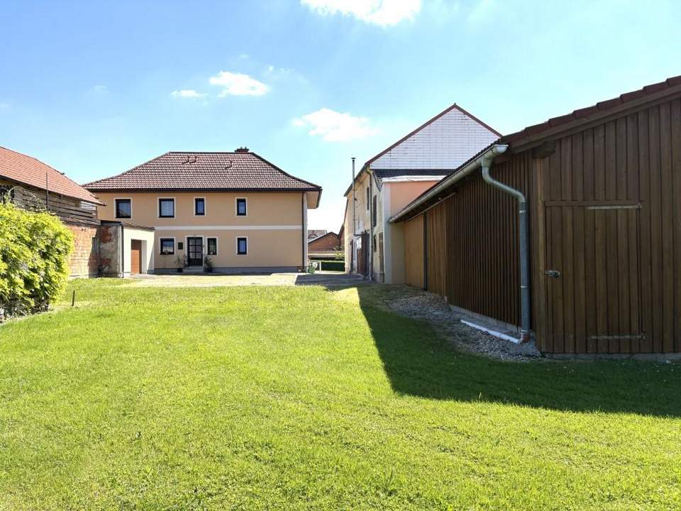 Großzügiges Ein- oder Zweifamilienhaus mit mehreren Nebengebäuden in zentraler Lage