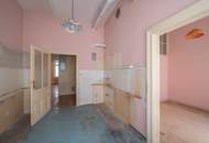 Entwicklungswürdige Stilaltbauwohnung in toller Lage! Verwirklichen Sie Ihren Altbautraum!