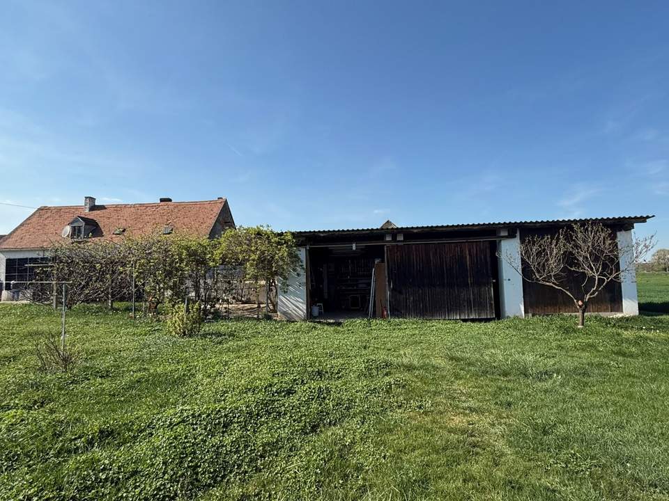 1.205 m² Bauland mit sanierungsbedürftigem Wohnhaus, Scheune, PV-Anlage